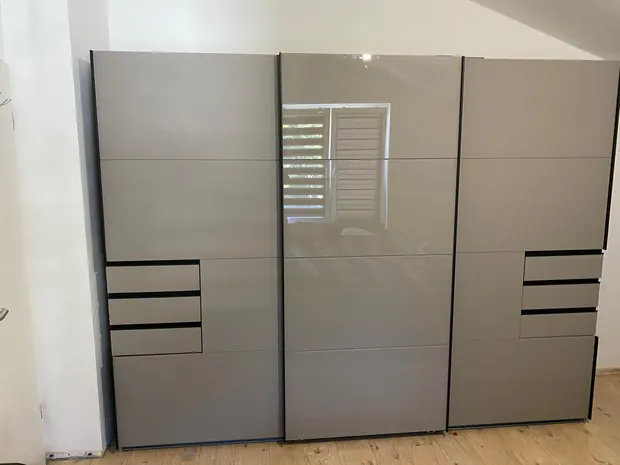 Moebelmontage schwebetueren grau