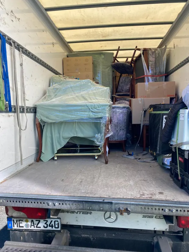 Umzug lkw heckansicht beladen