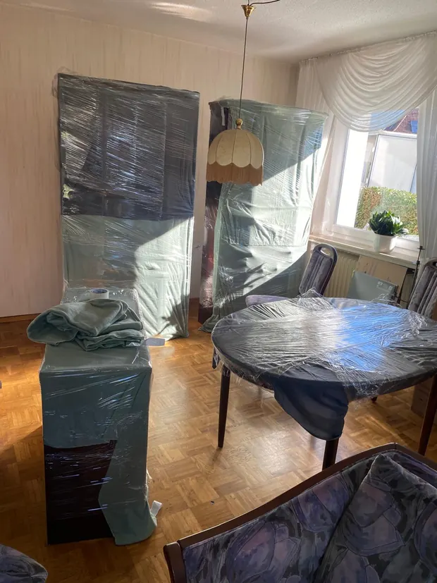 Umzug moebel in decken verpackt
